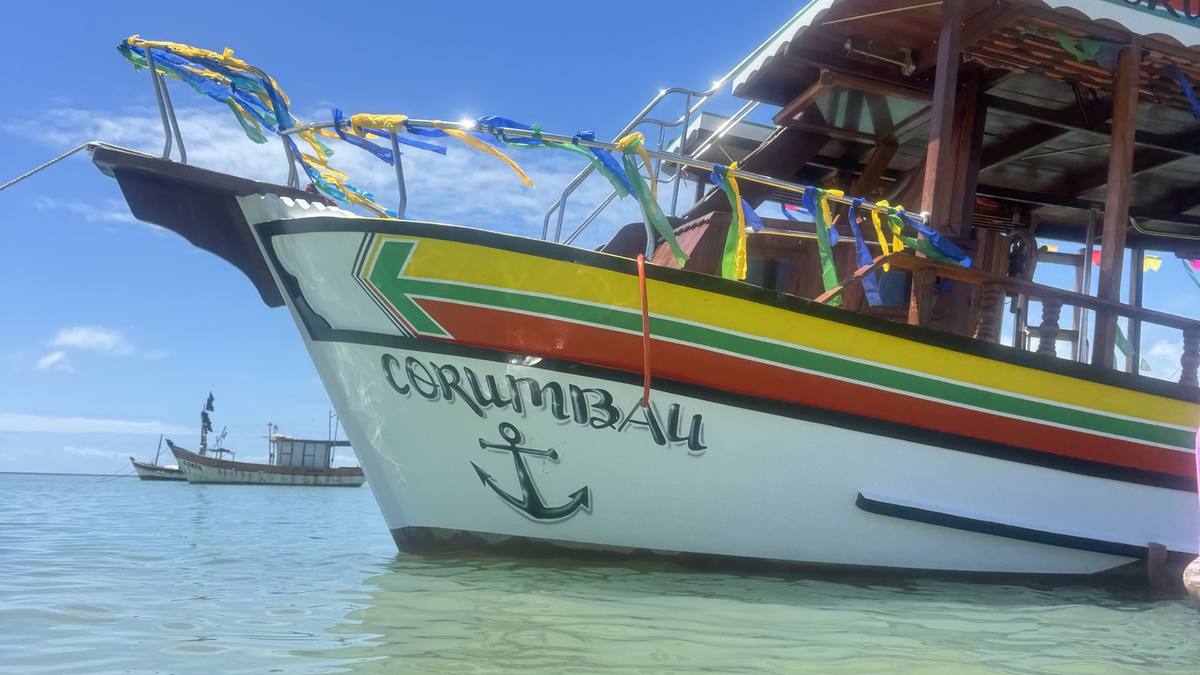 O barco Corumbau fundeado, com as bandeirinhas coloridas