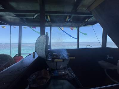 A churrasqueira a bordo, com o mar pela janela