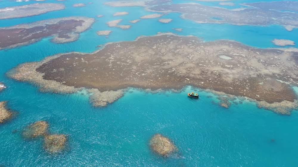 O recife de corais de Corumbau visto de cima, com a água cor de piscina