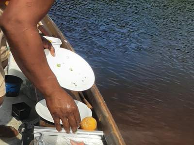 O peixe assado, servido ali mesmo a bordo