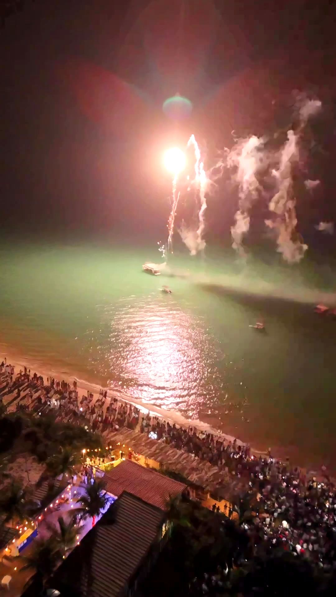 Queima de fogos saindo de um barco no mar, na virada do ano em Corumbau