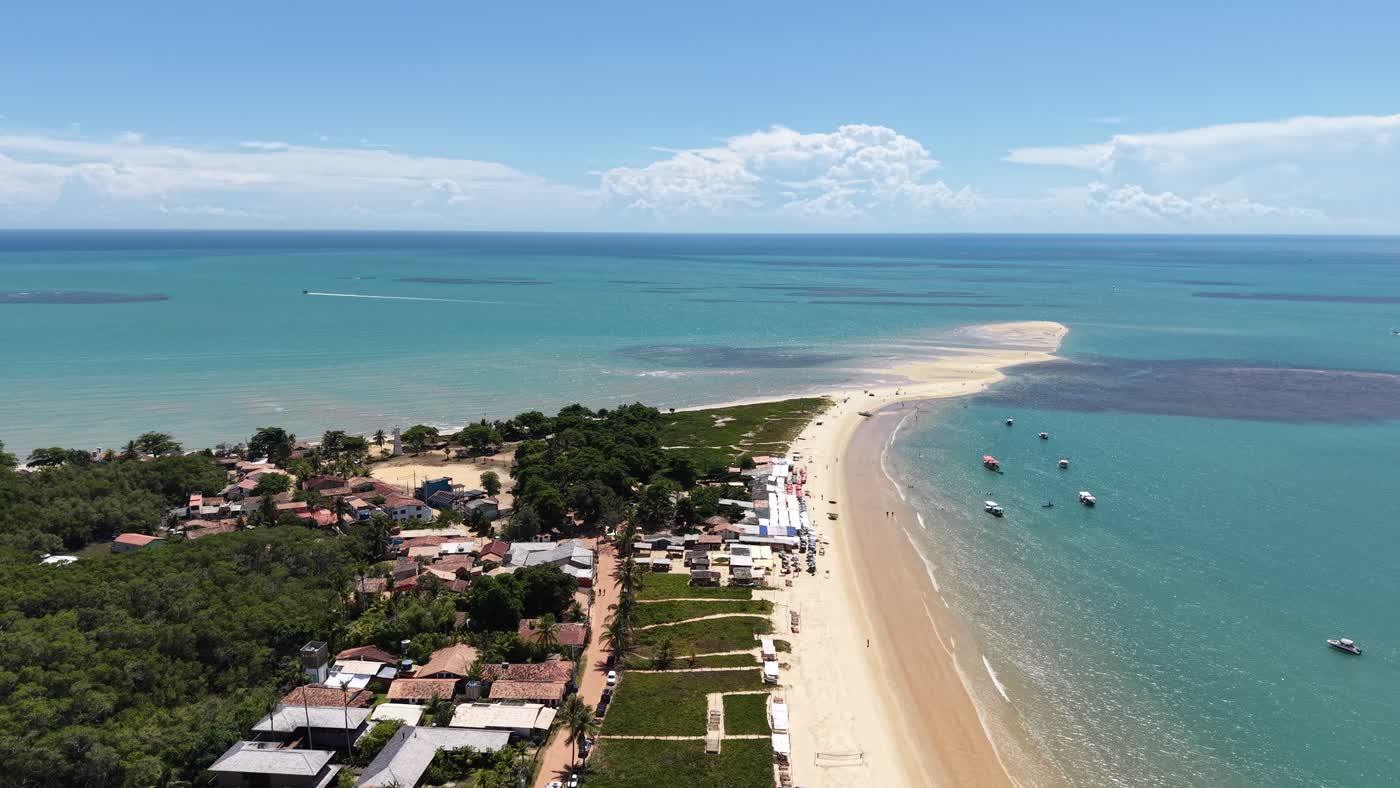 A vila do Corumbau vista do alto, com a restinga e os barcos
