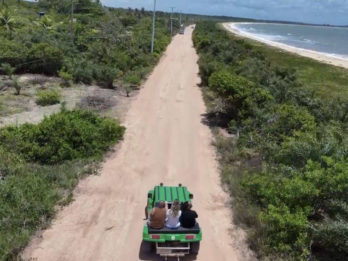 Buggy na estrada de areia entre a mata e a praia, a caminho de Caraíva