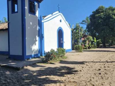 A igrejinha de Caraíva e a praça de areia, onde o buggy para