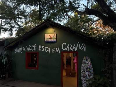 A parede que recebe quem chega: "Sorria, você está em Caraíva"