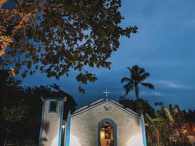 A mesma igreja iluminada, no fim do dia