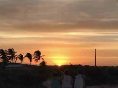 O pôr do sol visto da traseira do buggy, na volta