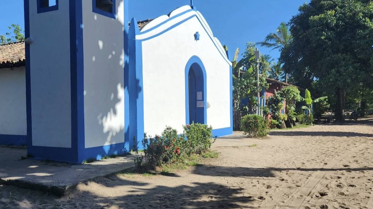 A igrejinha de Caraíva iluminada no fim do dia