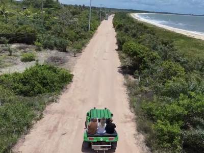O buggy na estrada de areia, com a praia ao lado
