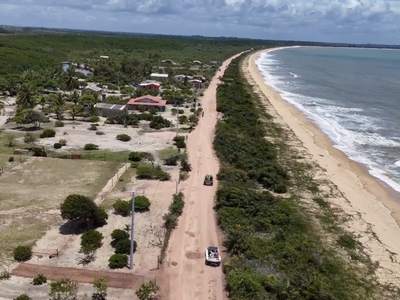 A estrada de terra margeando a praia, vista de cima