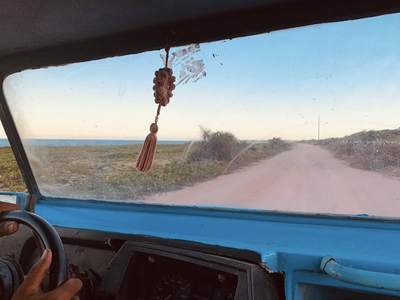 A estrada vista de dentro do buggy, com o mar à esquerda