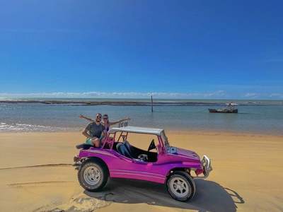 O buggy na areia, na beira do mar