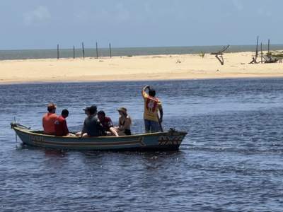 A canoa atravessando o rio com os passageiros