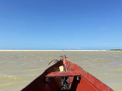 A travessia vista de dentro da canoa