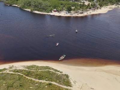 A foz do rio e os bancos de areia, vistos do alto
