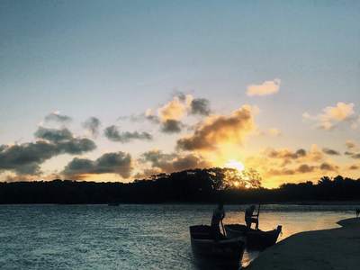 As canoas na beira, no fim da tarde