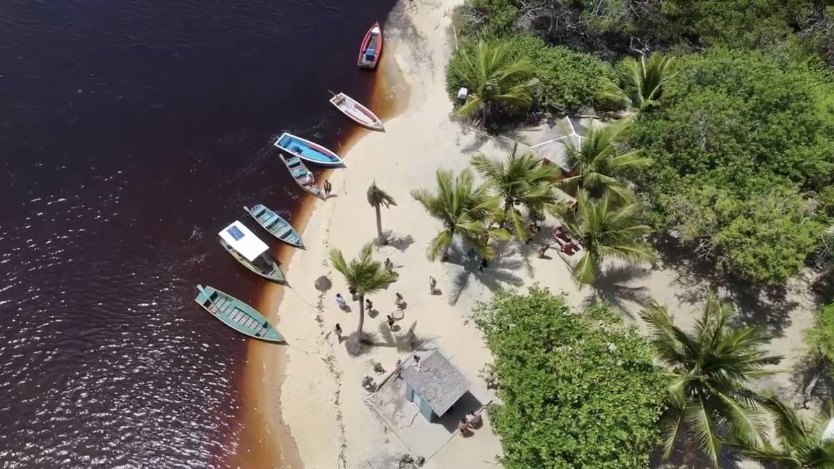 Os barcos na beira do Rio Corumbau, vistos do alto
