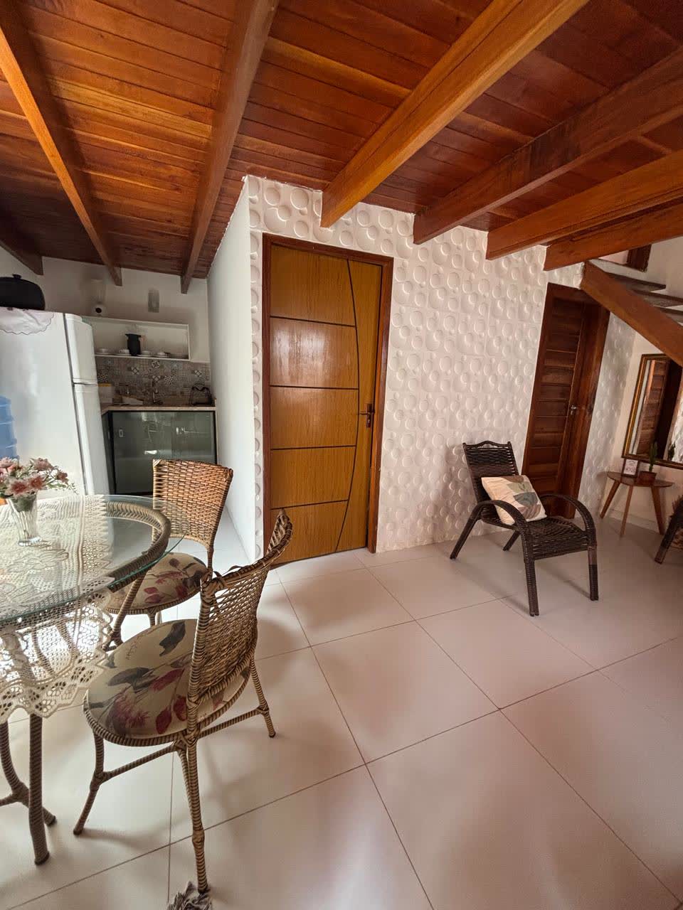Sala e jantar, abertas para a cozinha