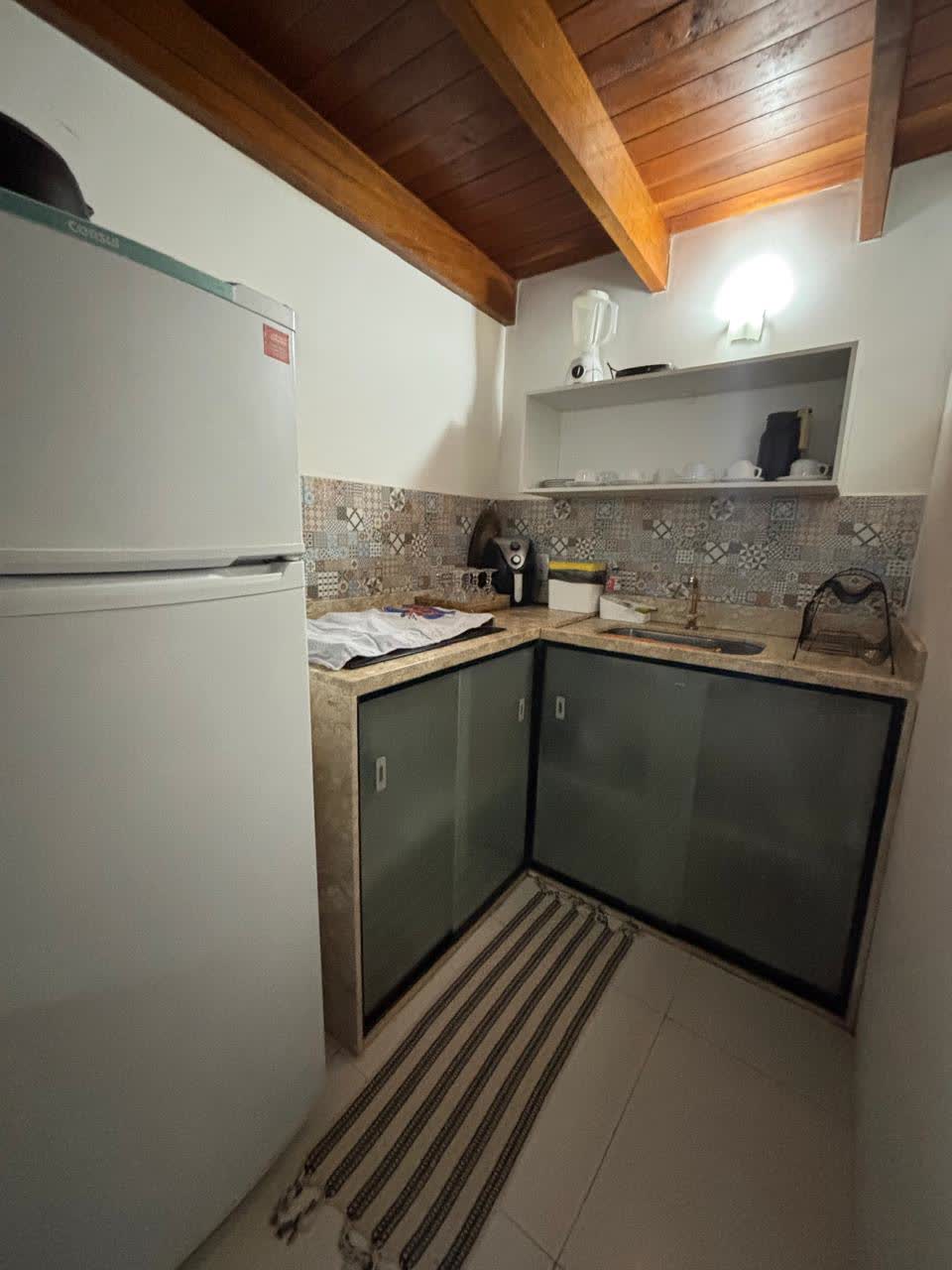 Cozinha com armários, bancada de granito e fogão
