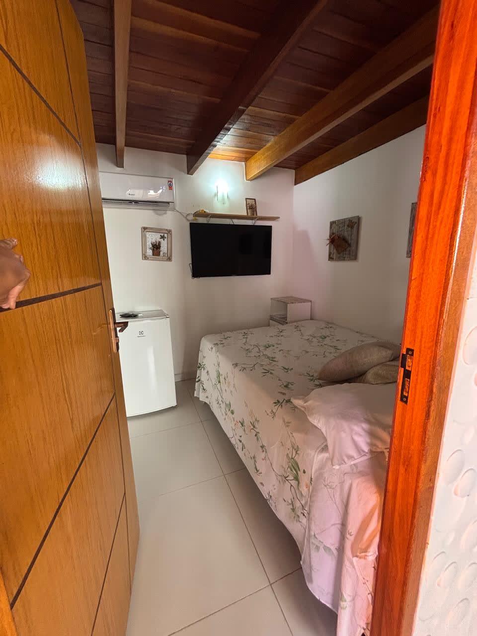 Quarto de baixo, com ar-condicionado, TV e frigobar