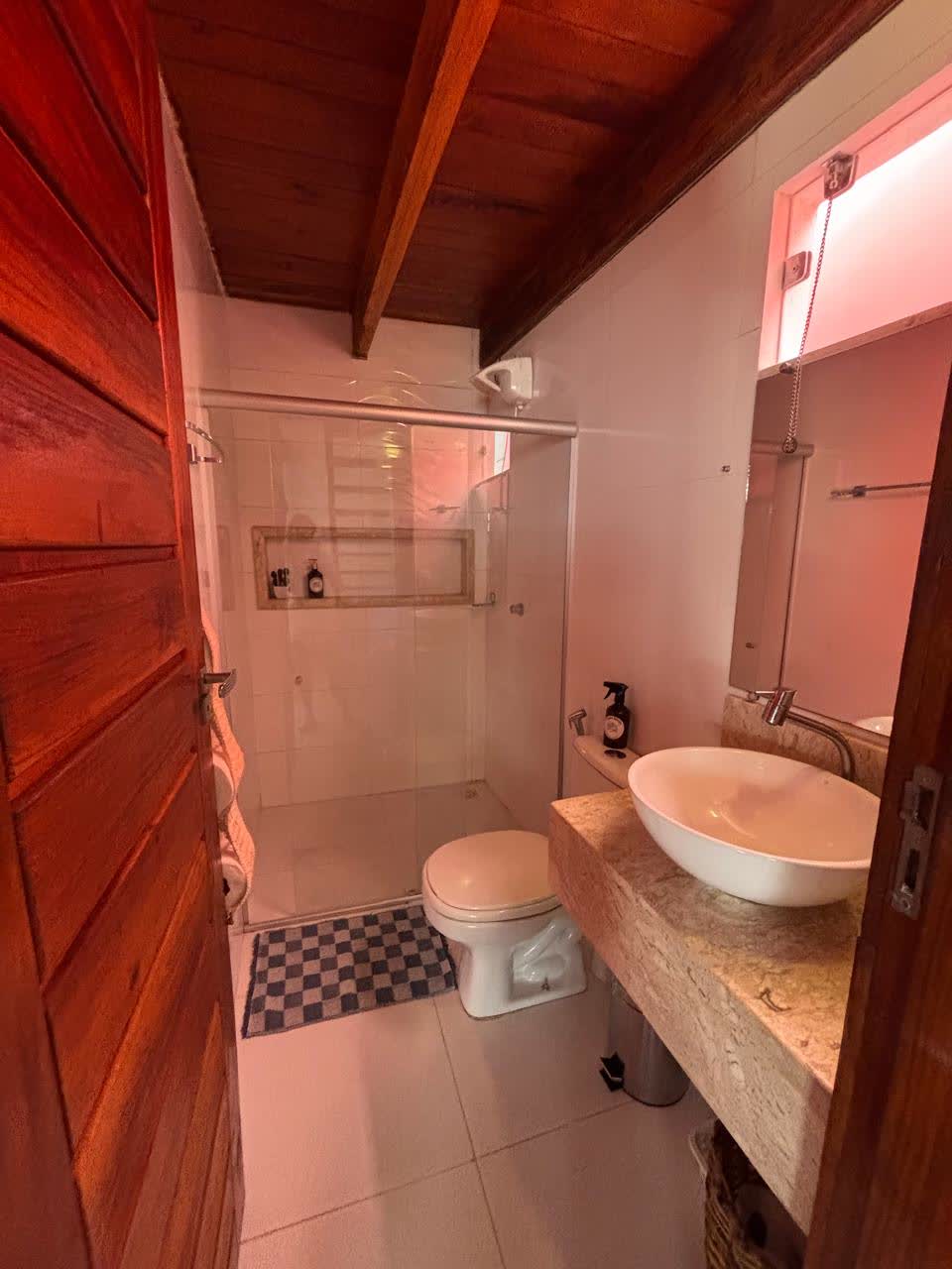 Banheiro com box de vidro e bancada de granito