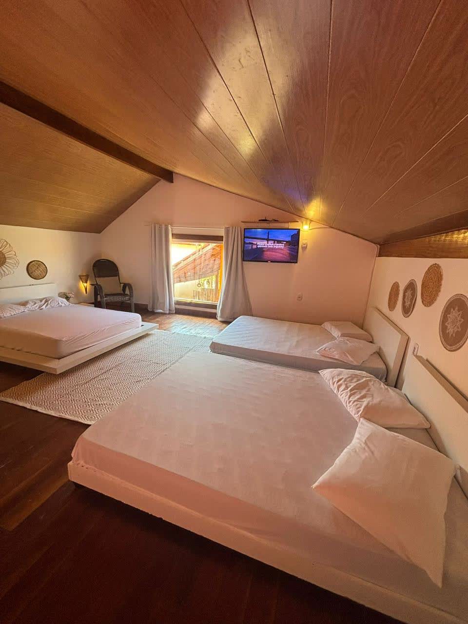 Quarto de cima, no mezanino de teto de madeira