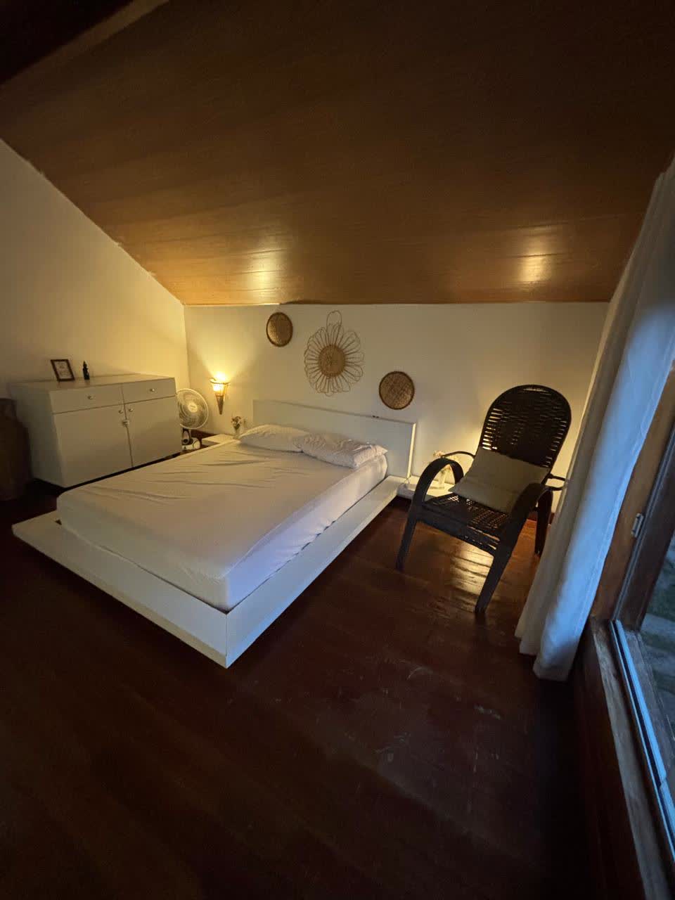 O mesmo quarto pelo outro lado, com saída para a janela