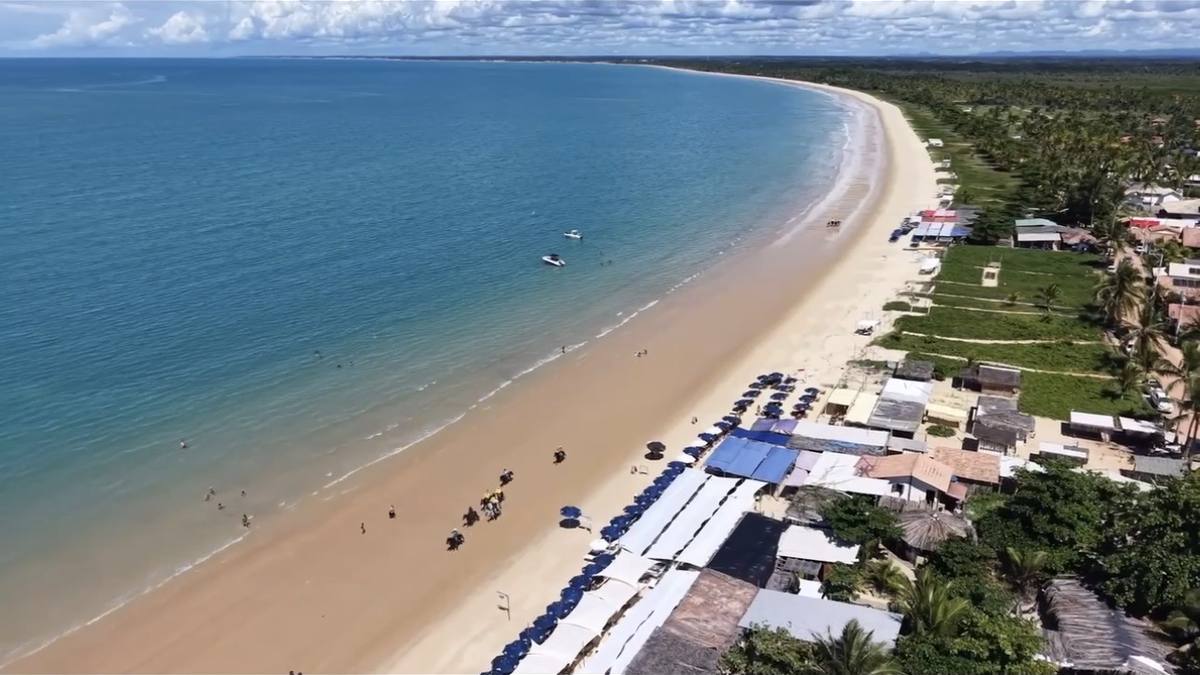 A praia da Ponta do Corumbau vista do alto, com os guarda-sóis na areia
