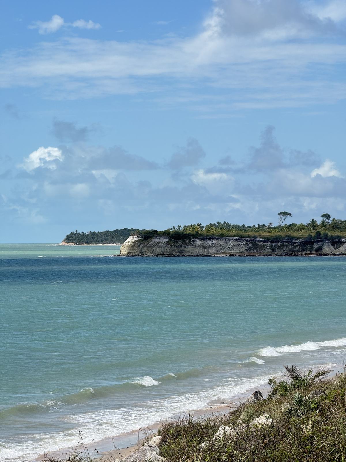 A praia e a falésia de Corumbau, vistas do alto