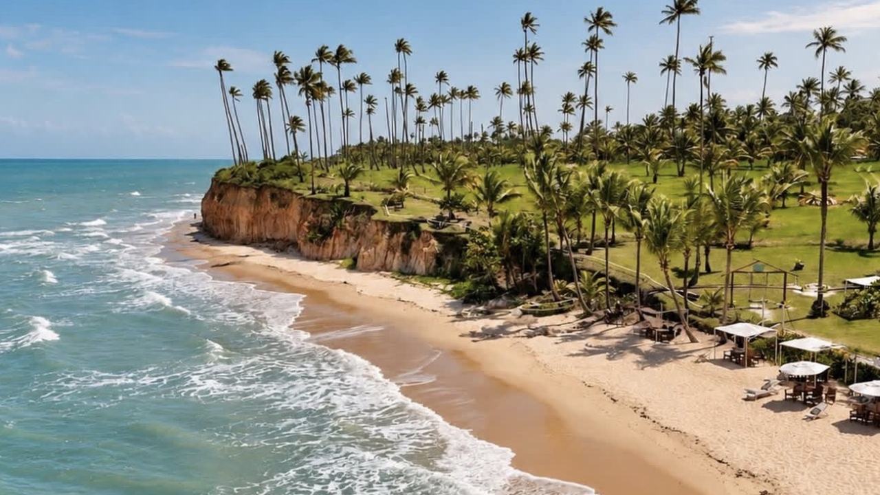 A praia da Barra do Cahy vista do alto, com as mesas do restaurante na areia