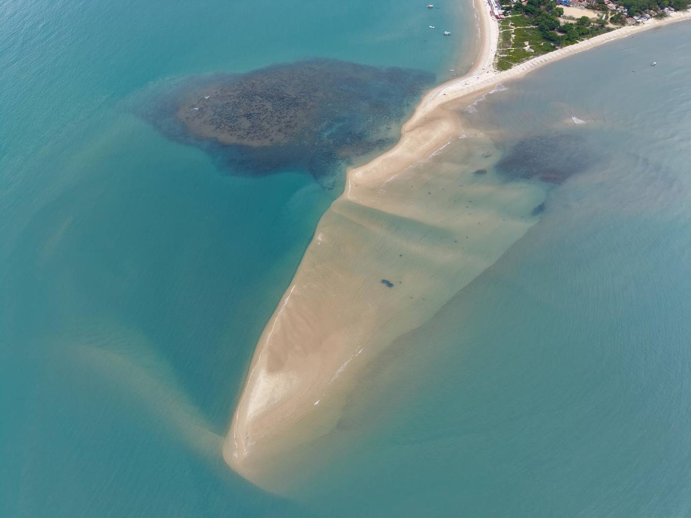 Vista aérea da Ponta do Corumbau em maré baixa, com a vila ao fundo