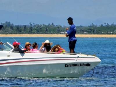 A lancha com os passageiros a bordo, no banco de areia
