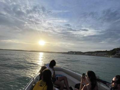 O pôr do sol visto de dentro da lancha, perto das falésias