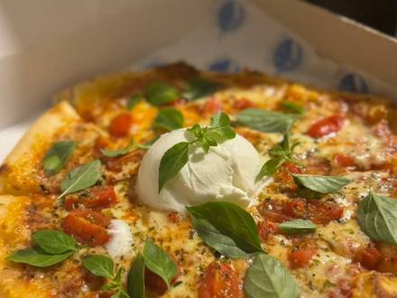 A burrata, na caixa da casa