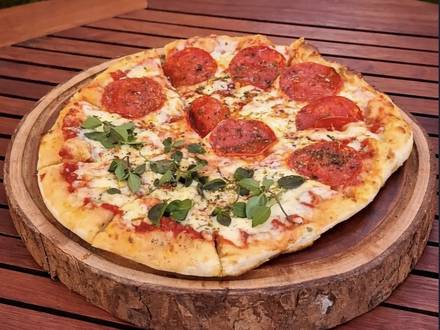 A pizza na tábua, com manjericão fresco