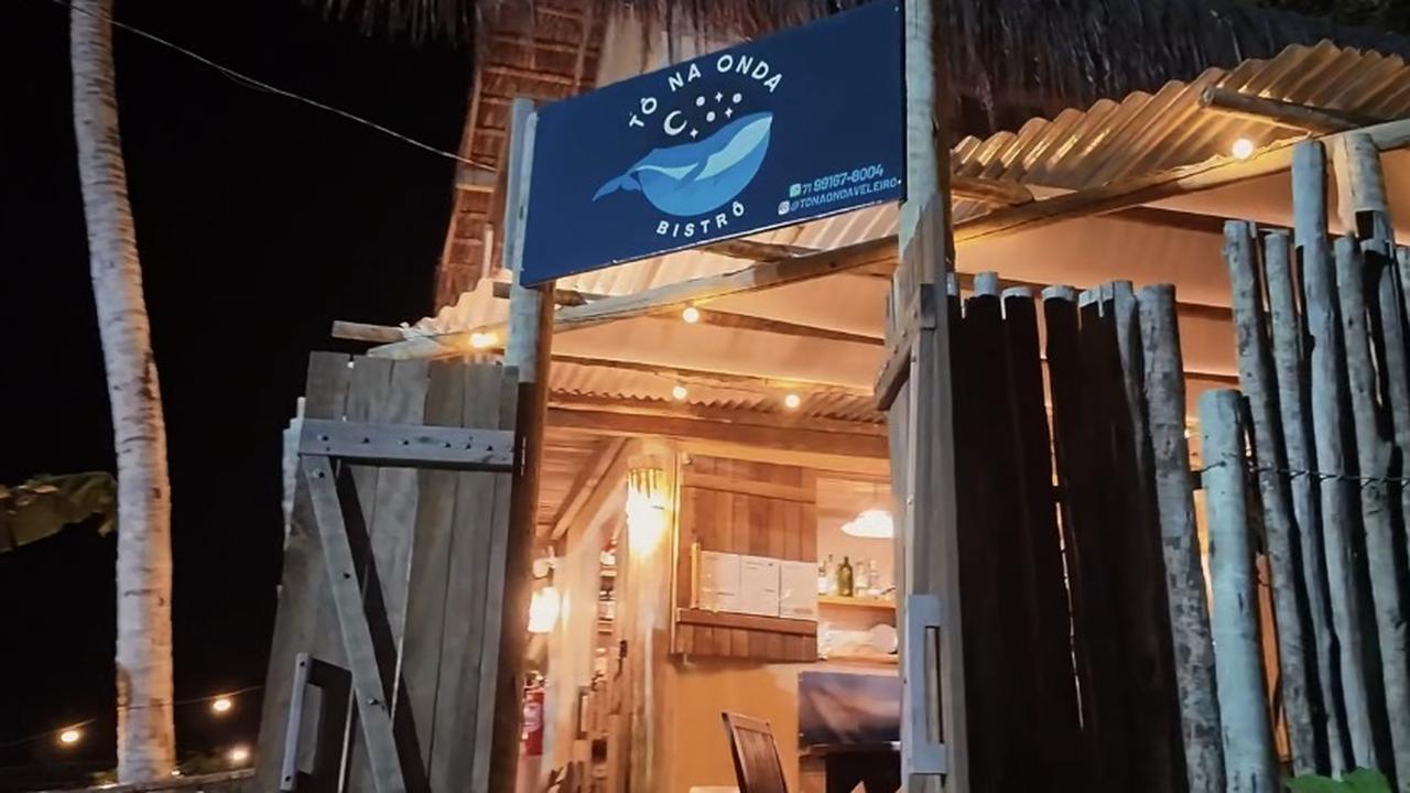 A entrada do Tô Na Onda, à noite