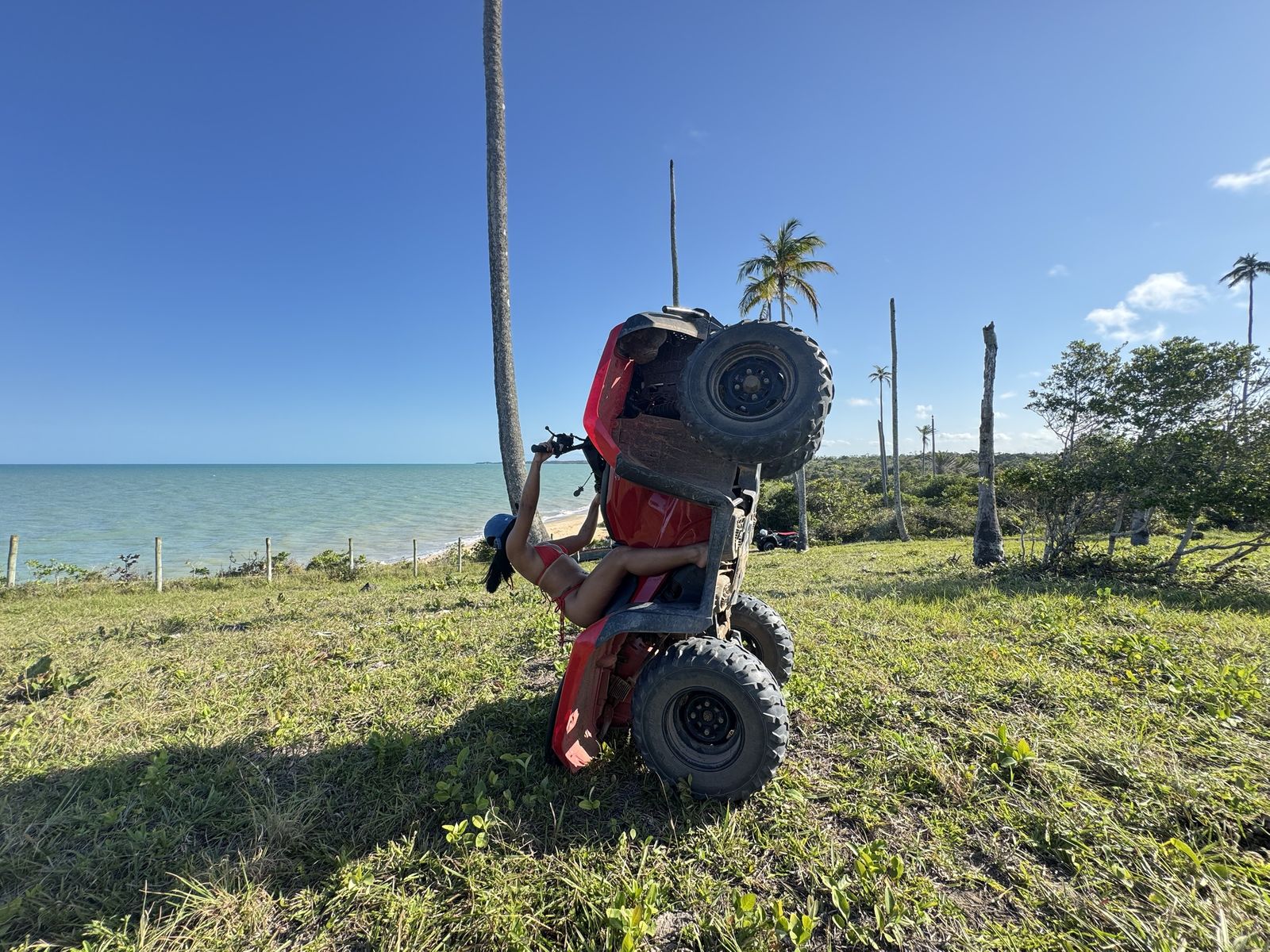 Quadriciclo subindo a faixa de areia em Corumbau