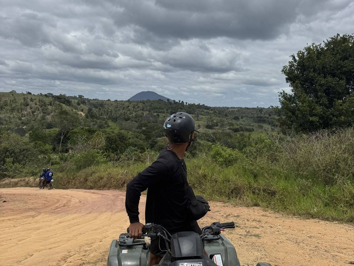Quadriciclo na estrada de terra de Corumbau, com o Monte Pascoal ao fundo