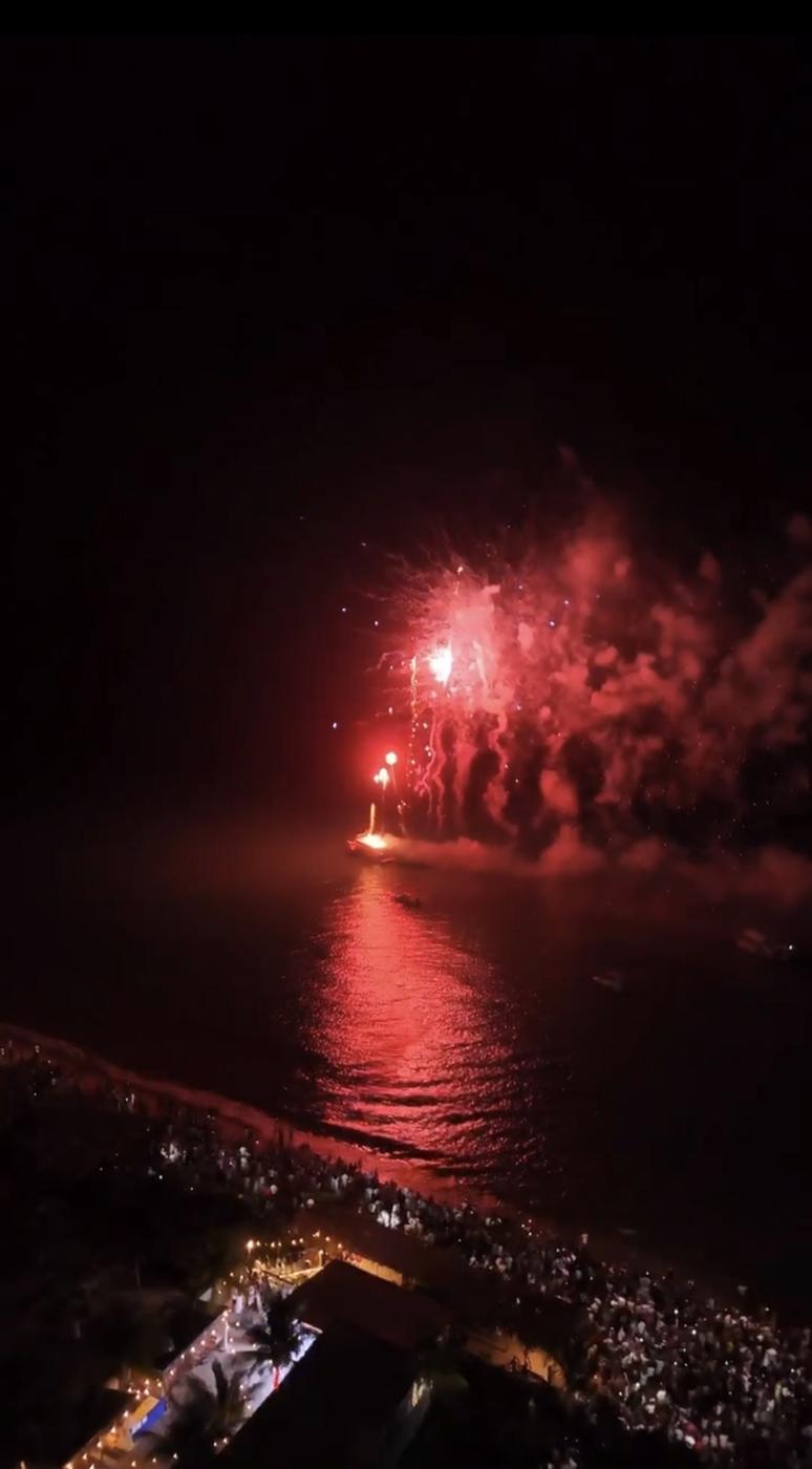 Queima de fogos no mar, na virada do ano em Corumbau