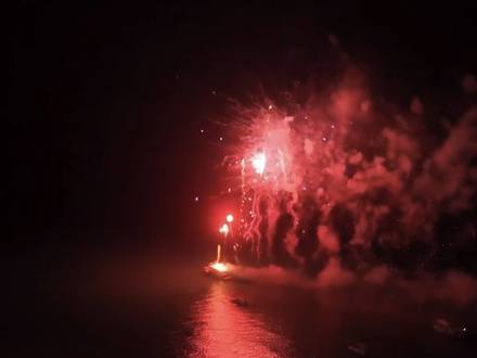 A queima de fogos saindo do barco, no meio do mar