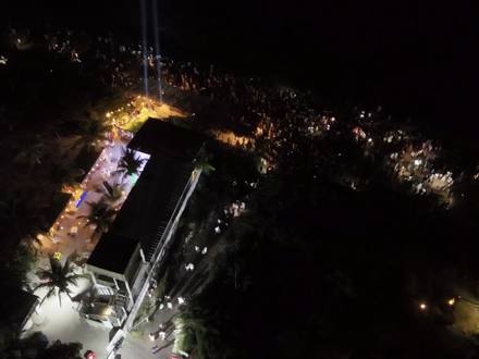 O centrinho aceso, com a festa acontecendo