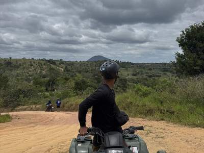 A estrada de terra vermelha, com o Monte Pascoal à frente