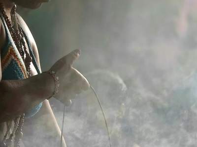 A fumaça da amesca envolvendo o grupo