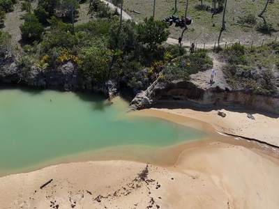 O rio cor de chá do Pixane correndo até o mar