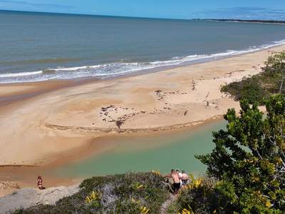 A praia do Pixane vista do alto do barranco