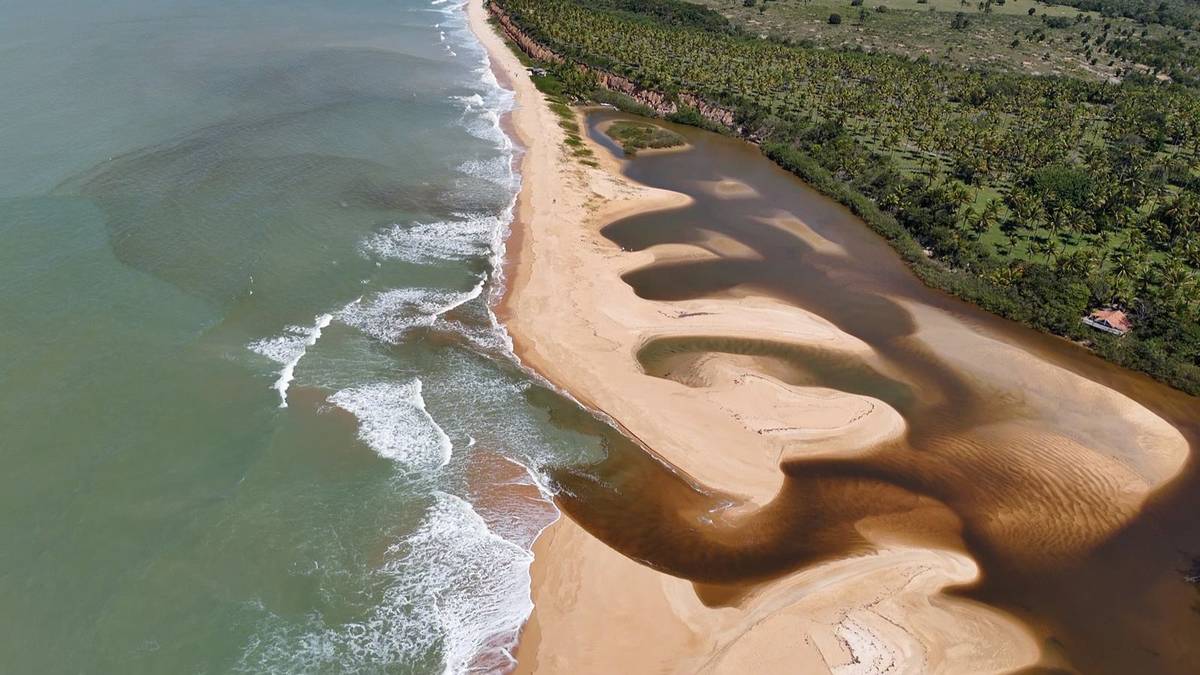 As dunas e os bancos de areia da Barra do Cahy, vistos do alto