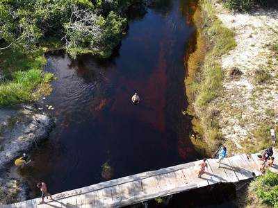 A ponte de madeira, ponto de encontro para o banho