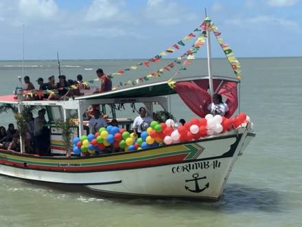 O barco Corumbau, enfeitado e cheio de gente