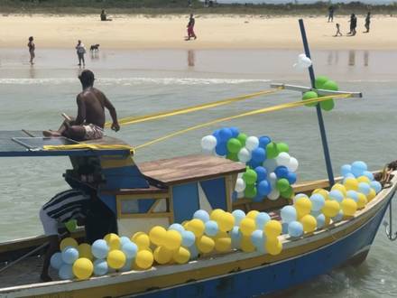Um dos barcos tomado de balões, junto à beira