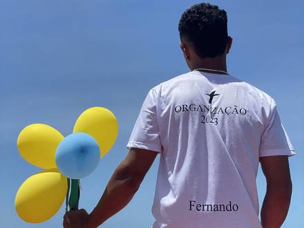 A camisa da organização da festa, no meio da procissão